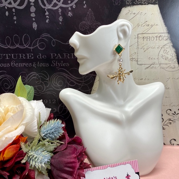 Faux pearls bee 🐝 earrings - Picture 4 of 5